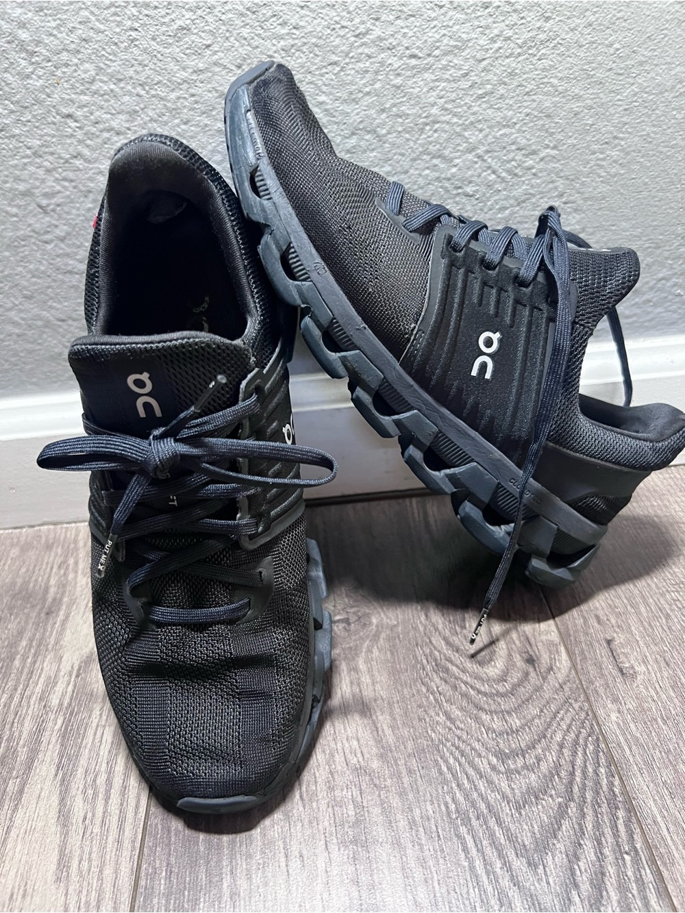 On Cloud mens size 8.5